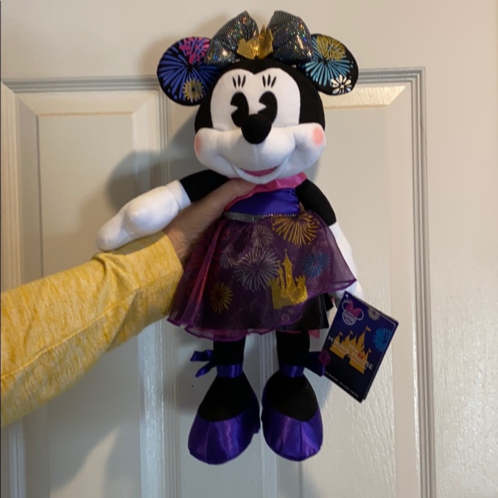 Minnie Mouse main attraction firework Minnie